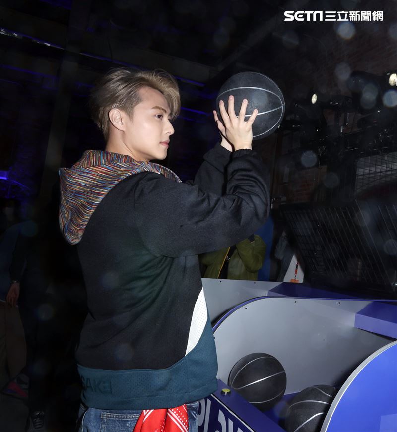 王子(邱勝翊)出席球鞋品牌記者會，否認和郭雪芙在交往。（記者邱榮吉/攝影）