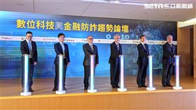 今日舉辦的「數位科技與金融防詐趨勢論壇」中，集結公私部門先進就目前最新數位科技與金融防詐趨勢進行經驗分享與交流。左起台北富邦銀行風控長陳弘儒、台北市政府副秘書長林育鴻、富邦金控總經理韓蔚廷、臺灣高等檢察署檢察長張斗輝、 內政部警政署刑事警察局局長李西河、台北市政府警察局副局長翁群能。（圖／記者戴玉翔攝影）