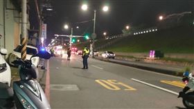 ▲新北市蘆洲環堤大道發生一起嚴重車禍，下午5點多，一名53歲男子騎乘重型機車，與另名54歲陳姓男子騎乘的普通機車發生對撞，2人雙雙被撞飛，陳男重傷，倒臥血泊中，沒有呼吸心跳。（圖／翻攝畫面）