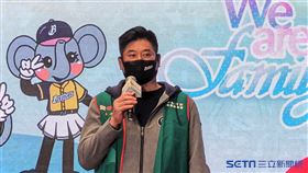 中信慈善基金會董事長辜仲諒深情對台下的兄弟主帥林威助喊話。（圖／記者戴玉翔攝影）