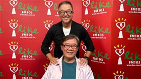 李立群（前）接受老朋友王偉忠廣播節目專訪。（圖／中廣提供）