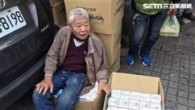 刈包吉在龍山寺發放衛生紙　記者李依璇攝影
