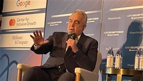 白宮官員：台海若遇挑戰  將面臨戰略與商業後果美國白宮印太事務協調官康貝爾表示，確保台海和平穩定具壓倒性利益，台海若遇挑戰，將面臨戰略與商業嚴重後果。中央社記者江今葉華盛頓攝  111年12月9日