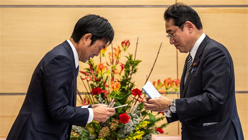 岸田文雄接見森保一　交換筆記本爆熱議