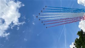 英國女王在位70載辭世  光榮典範永存英國女王伊麗莎白二世8日辭世，享耆壽96歲。6月2日，女王慶祝登基70週年「白金禧」，舉行閱兵禮，皇家空軍特技飛行小組「紅箭」在展演過程中依例釋出英國國旗主題紅、白、藍三色煙霧。攝於6月2日。中央社記者陳韻聿倫敦攝  111年9月9日