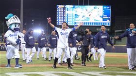 ▲富邦悍將陽耀勳11局下擊出再見安打。（圖／富邦悍將球團提供）