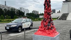 中正紀念堂的展示品「恥辱柱」遭人潑漆。（圖／翻攝畫面）