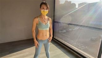 美女腹肌搖「呼拉圈」　眾人驚呆瞳孔地震