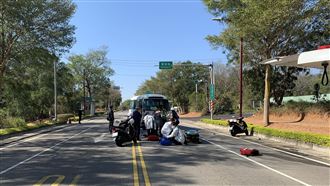 金門遊覽巴士追撞機車　2男大生被撞飛