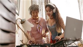 《關於我和鬼變成家人的那件事》蔡依林（右）在〈親愛的對象〉MV飾演「毛嬤」王滿嬌的DJ老師。（圖／金盞花大影業提供）