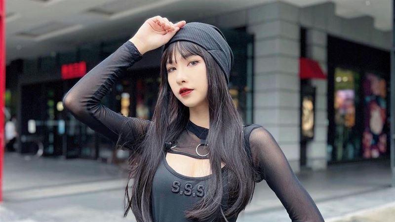 台版Lisa信義區熱舞　制服裝辣爆吸萬粉看
