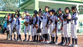 U12壘球世界盃  台灣4轟擊退印度U12壘球世界盃，台灣代表隊9日預賽最後一戰與印度隊交手，台灣隊打線發揮，團隊敲出23支安打、4發全壘打，終場20比0、3局拿勝、預賽戰績全勝，10日再拿勝就可以晉級冠軍戰。（壘球協會提供）中央社記者謝靜雯傳真  111年12月9日