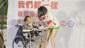 冬奶奶（左）驚喜現身記者會，曲家瑞激動流淚。(圖／記者簡浩正攝影)