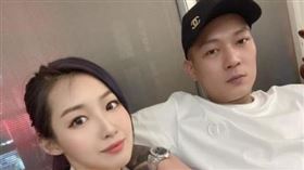 網紅鳳梨（右）跟女友歐菈常放閃。（圖／翻攝自IG）