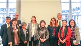 陳菊率人權會訪法  拜會國民議會副議長國家人權委員會主任委員陳菊（中）率團訪問法國，6日拜會法國國民議會副議長賈樂琪（Elodie Jacquier-Laforge，前左3）。（人權會提供）中央社記者陳俊華傳真  111年12月7日