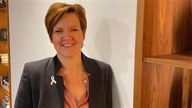 據歐洲政治新聞網站Politico今天報導，范荷芙（Els Van Hoof）最近收到來自中國駐比利時大使曹忠明的信，強調「台灣問題的敏感性」，警告她勿以任何方式支持台獨分離勢力，否則「將嚴重損害台灣海峽的和平及穩定」、「在台灣問題上玩火將會嚴重損害相關國家與中國的關係」。（圖／翻攝自Els Van Hoof臉書）