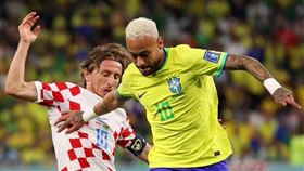 ▲Neymar（內馬爾）與Luka Modric（莫德里奇）場上過招。（圖／取自FIFA FB）