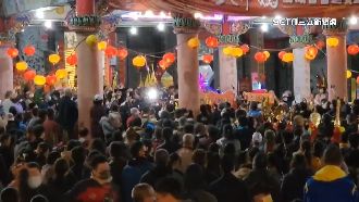大甲媽400年首航澎湖！信徒搶「鑽轎腳」