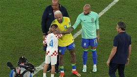 巴西遭淘汰，克羅埃西亞主力球員佩里西奇（Ivan Perisic）的兒子特別跑到場中鼓勵他。（圖／美聯社／達志影像）