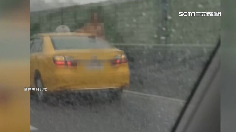 男子搭小黃國道上坐車窗　網酸：在扮超人