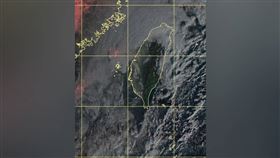雲圖出現台灣影子。（圖／翻攝自鄭明典臉書）