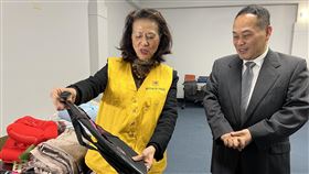 鮑潘曉黛行善20多年來自台灣的鮑潘曉黛（左）創立幫幫忙基金會，每年送出數十個貨櫃物資到世界各地，從事人道援助，駐洛杉磯辦事處長黃敏境（右）代表政府表達感謝。中央社記者林宏翰洛杉磯攝  111年12月10日