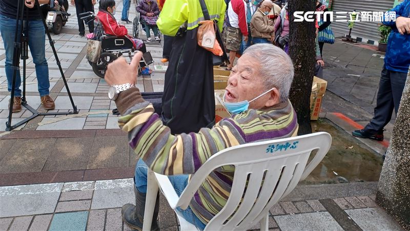刈包吉豪發5百個便當　喊：發到沒錢為止