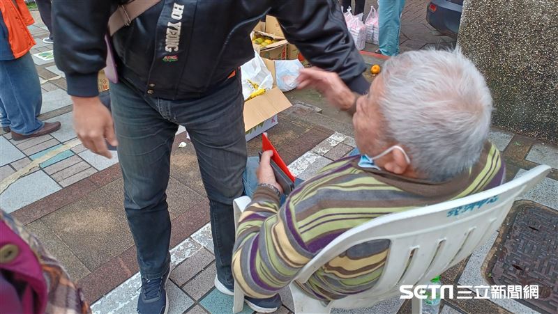 獨／83歲刈包吉抱病做善事　神秘男塞紅包