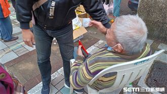 獨／83歲刈包吉抱病做善事　神秘男塞紅包