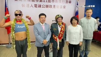嘉市長政見發表！「他」穿瑜珈服閉眼冥想