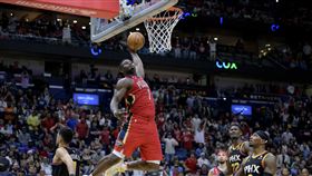 ▲末節倒數7秒，威廉森（Zion Williamson）接獲傳球，秀了一手360度大風車灌籃。（圖／美聯社／達志影像）
