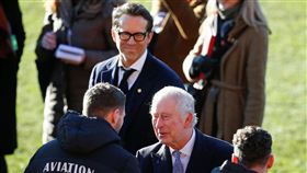 萊恩雷諾斯與國王查爾斯三世會面。（圖／路透社／達志影像）