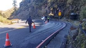合歡山水晶宮路段結霜  警方擺放交通錐警示省道台14甲線指標32.5公里處、合歡山水晶宮路段10日清晨路肩山陰處結霜，有機車騎士打滑摔車，所幸僅有擦傷，警方隨即到場擺放交通錐警示用路人。（警方提供）中央社記者蕭博陽南投縣傳真  111年12月10日