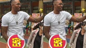 魔獸被伸「魔手」了！生日遭球迷「襲襠」