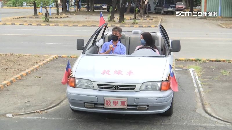 駕訓班限定「敞篷教練車」！教練親揭目的