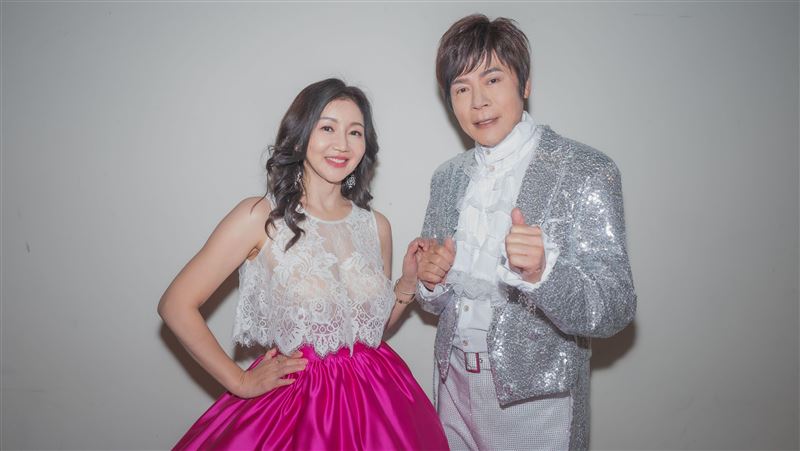 洪榮宏攜愛妻合唱　吐「相處之道」羞爆
