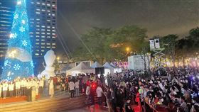 新北歡樂耶誕城開幕  市民廣場現人潮2022新北歡樂耶誕城11日正式登場，晚間舉行耶誕開城秀，吸引大批人潮齊聚新北市民廣場爭睹。中央社記者黃旭昇新北市攝  111年11月11日