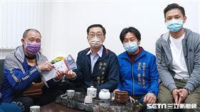 新北市三重區長陳奇正（右3）等人前往林家慰問。（圖／翻攝畫面）