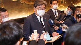 萩生田光一訪台　圓山飯店接受聯訪（1）日本執政黨自民黨政務調查會長、已故首相安倍晉三生前親信萩生田光一（中）率團訪台，10日晚間在台北圓山大飯店接受媒體訪問。中央社記者徐肇昌攝　111年12月10日