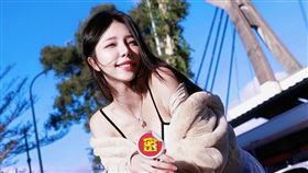 重機女神脫了！比基尼辣照溢出粉嫩春光　狂曬火辣曲線羞喊：愛了