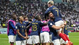 法國進球王吉魯頭錘破網取得重要超前分，助球隊搶下最後一張4強門票。(圖／美聯社／達志影像)