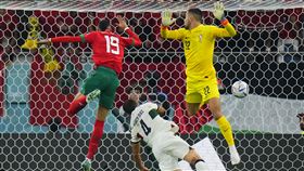 ▲摩洛哥靠恩納斯里（Youssef En-Nesyri）（紅衣者）頭錘破門，葡萄牙門將選擇出擊，但對球的落點判斷錯誤，讓對手進球。（圖／美聯社／達志影像）