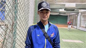 胡冠俞接到擴編選秀消息  緊張到發抖擴編選秀被台鋼雄鷹選走的內野手胡冠俞（圖）第3次以職棒球員身分參加關懷盃，回憶聽到擴編選秀結果當下，他笑說緊張到發抖，面對新環境有壓力。中央社記者謝靜雯攝  111年12月11日