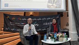 陳菊法國人權講座 高格孚主持高格孚（左）為10日人權奮鬥史講座的主持人，他對台灣歷史與民主發展研究卓著，開場介紹引用柏楊告訴他的話作為結語：「台灣可愛，中國可憐，有自由的地方就是我的花園」。中央社記者曾婷瑄巴黎攝 111年12月11日