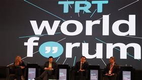 土耳其國際論壇首列美中台為議題土耳其廣播電視公司的「世界論壇」登場，並首度舉行以美中台為主軸的專家圓桌場次，與會者為華府智庫威爾遜中心學者柯格曼（左2）、政治大學政治系教授蔡中民（右2）及美國丹佛大學教授趙穗生（右1）。中央社記者鍾佑貞伊斯坦堡攝 111年12月11日