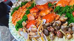 網友用振興券吃海鮮大餐（圖／翻攝自爆廢公社二館）