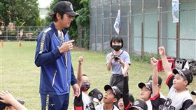 拿莫．伊漾關懷盃開課還教跳舞第29屆關懷盃棒球邀請賽11日安排球星棒球教室，味全龍隊野手拿莫．伊漾（左，藍衣）擔任講師，課程充滿笑聲，除了球技還教跳舞，他說，棒球就是秀、就是要玩，身為球員不能害羞。中央社記者謝靜雯攝  111年12月11日