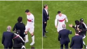 ▲球迷衝進場內想跟C羅合影。（圖／翻攝Isabelle Costa推特）