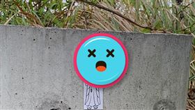 孝子見父墓銀爐被貼1紙人急求助！知情者揭「恐怖原因」：趕快處理掉。（圖／翻攝自靈異公社）