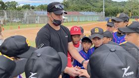 ▲林智勝擔任關懷盃球星棒球教室講師，小球員說：「我看過你撞裁判」（圖／中央社）